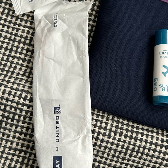 UNITED AWAY 7 Piece Travel Kit - Picture 9 of 10